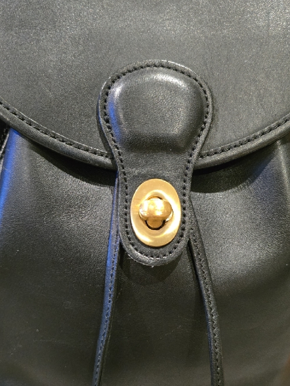 COACH VINTAGE Women's Black Leather Drawstring Backpack with Gold-Tone Turn Lock - Picture 2 of 9